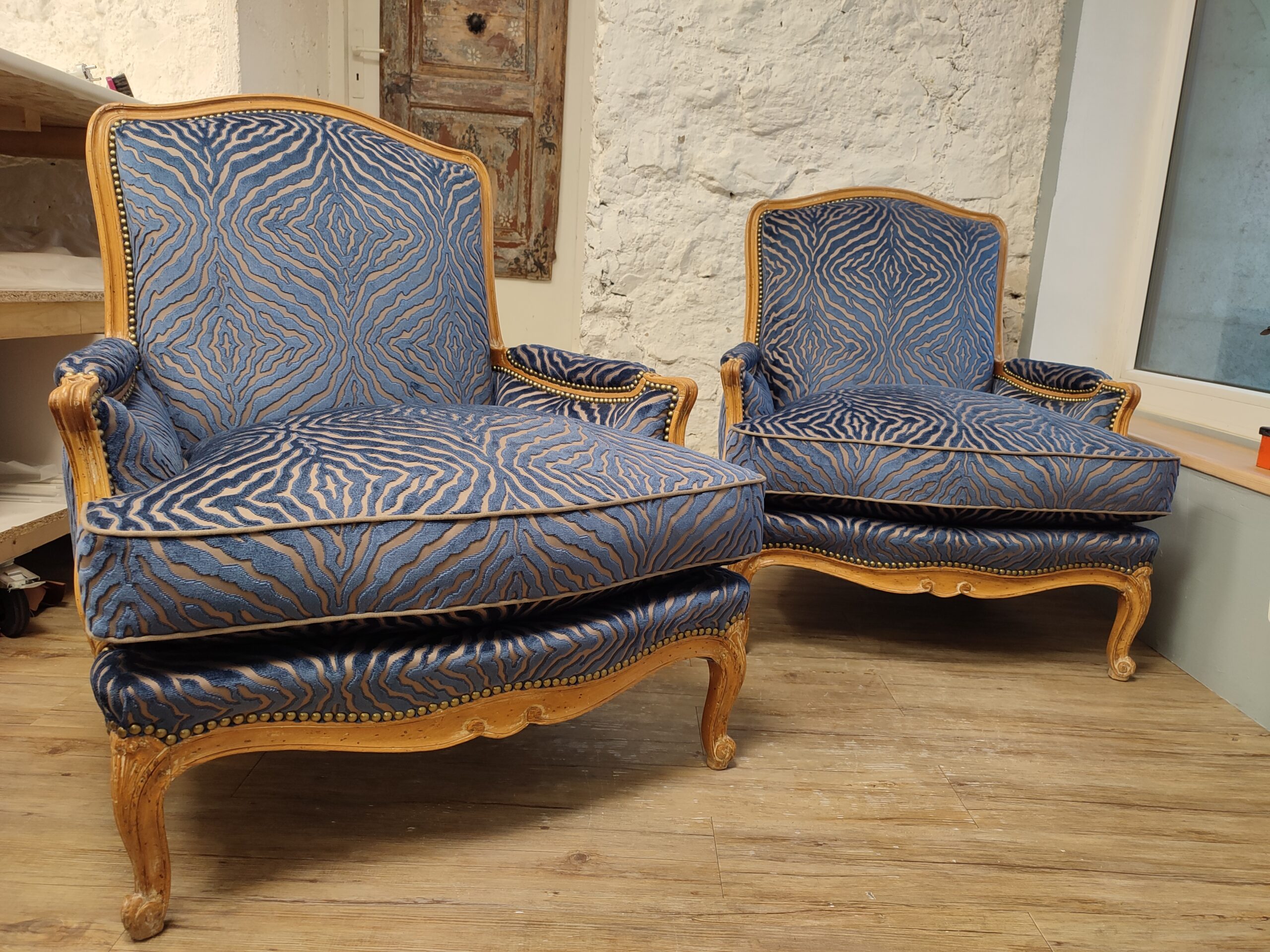 You are currently viewing Louis XV Bergères + blue velvet