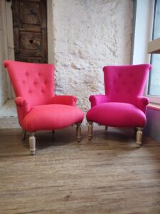 Read more about the article Buttonned pink armchair