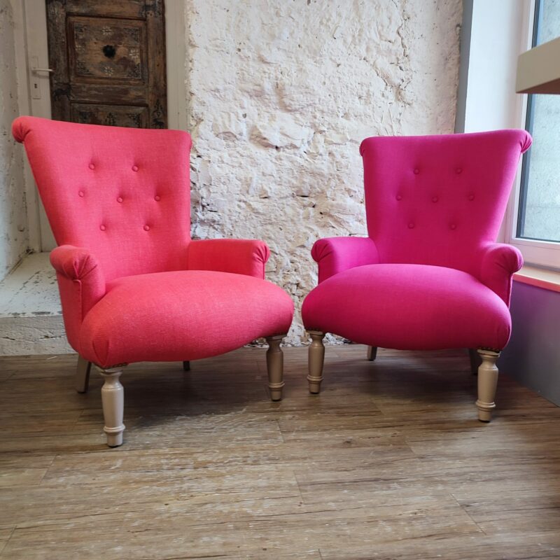 Buttonned pink armchair