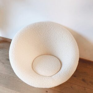 Read more about the article Ivory boucle Mushroom chair by Paulin