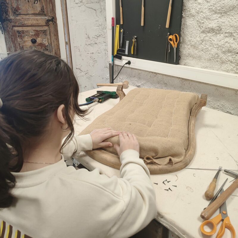 How to become an upholsterer ?