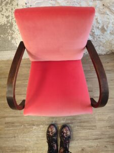 Read more about the article Bridge chair + pink velvet cotton