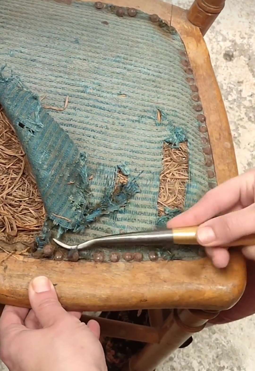 You are currently viewing How to remove tacks and decorative nails ?