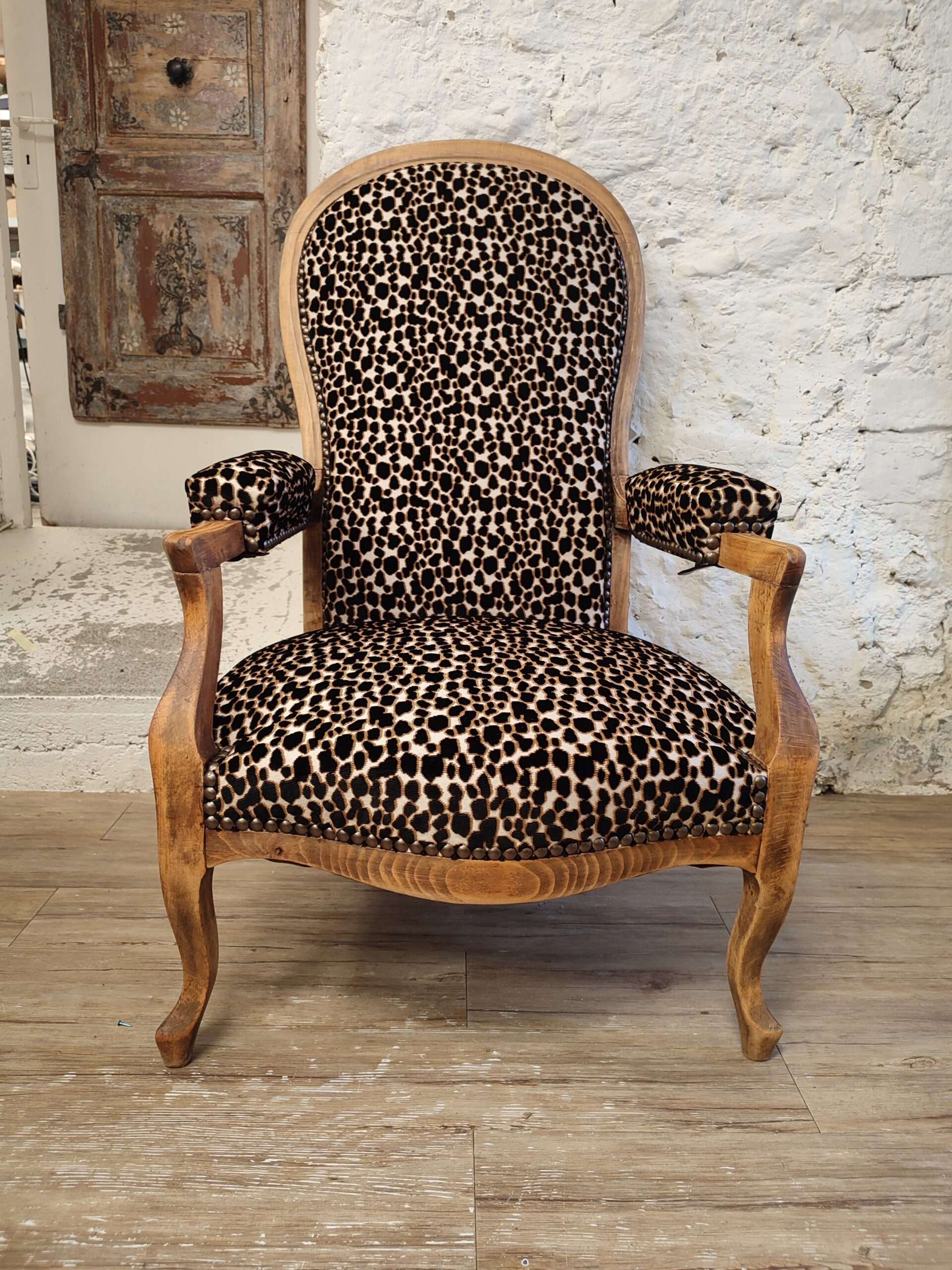 You are currently viewing Voltaire Armchair + Misia Velvet + Big Nails