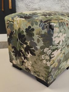 Read more about the article Square stool + green tapestry leaf pattern fabric