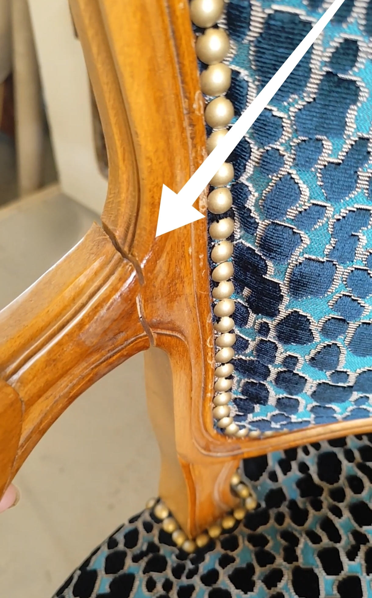 You are currently viewing Easy trick to glue an arm junction on a cabriolet chair