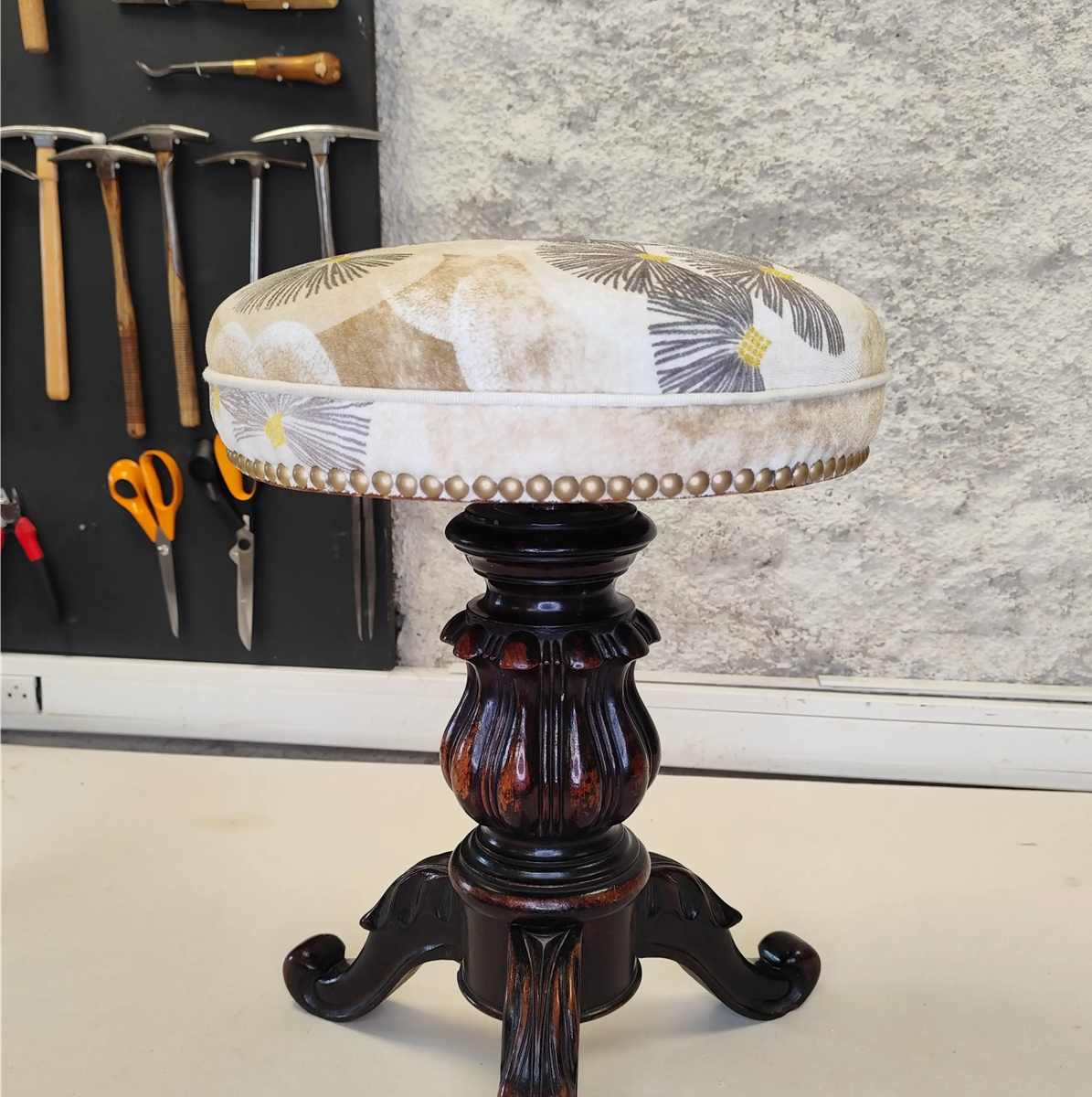 You are currently viewing How to finish a round stool with a simple piping (Blind Stich by Hand)