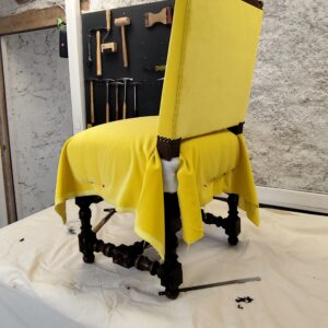 Read more about the article How to upholster a seat with a wrap-around cut