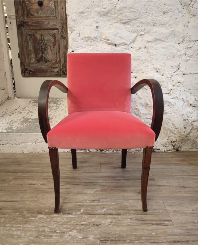Art Deco bridge chair with curved wooden arms, upholstered in pink cotton velvet by Métaphores and finished with decorative nails