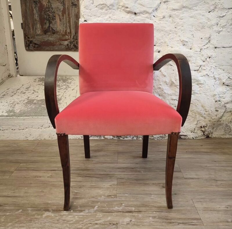 Art Deco bridge chair with curved wooden arms, upholstered in pink cotton velvet by Métaphores and finished with decorative nails