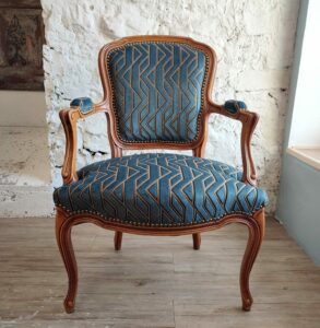 Read more about the article The Cabriolet Chair: A Classic Worth Bringing Back to Life